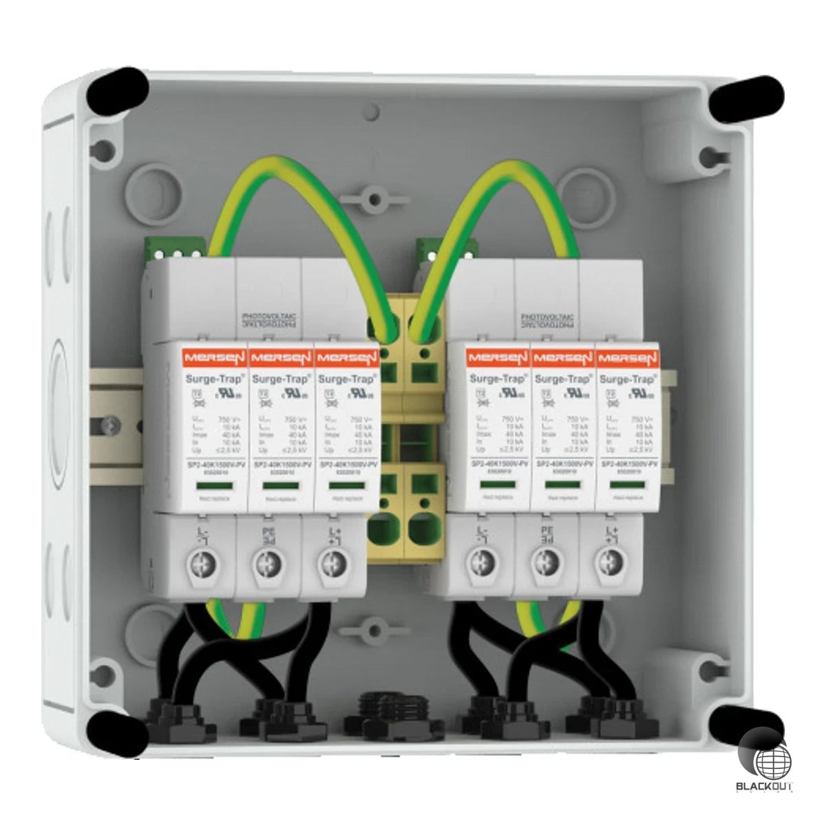 Vorinstallierter Generatoranschlusskasten mit Typ-2-Überspannungsschutz für PV-Anlagen bis 1000 V DC. Ausgelegt für 2 MPP-Tracker mit je 1 String und MC4-Anschlüssen – ideal für Dachinstallationen.