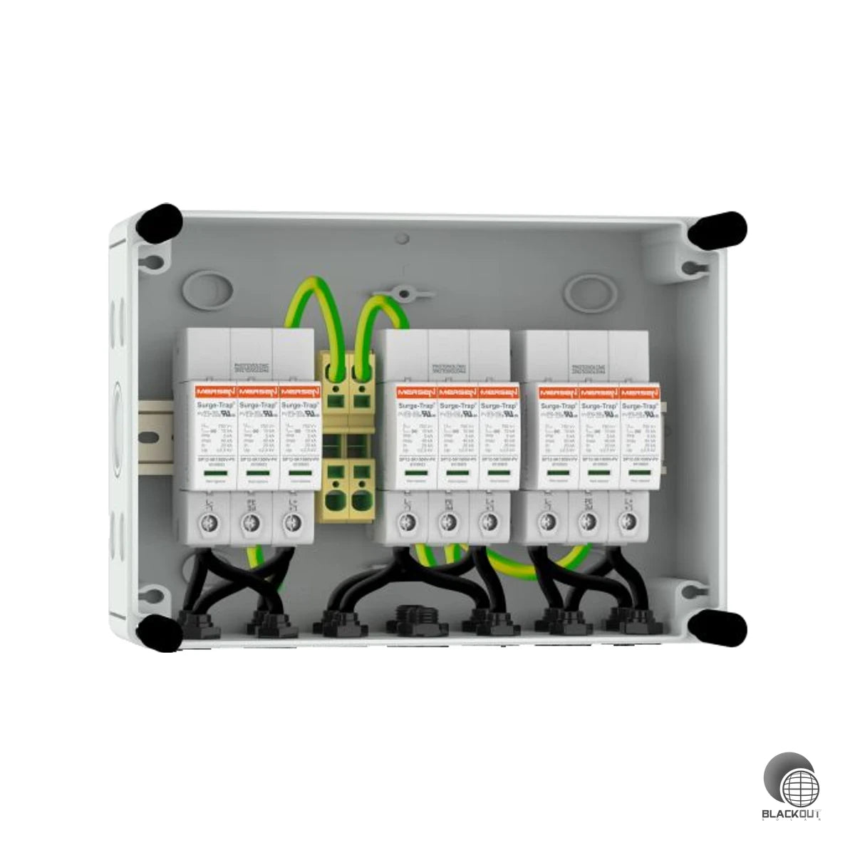 Vorinstallierter DC-Generatoranschlusskasten für PV-Anlagen bis 1000 V mit kombiniertem Blitz- und Überspannungsschutz Typ 1+2 sowie MC4-Anschluss. Schützt Wechselrichter zuverlässig bei 3-MPPT-Konfigurationen.