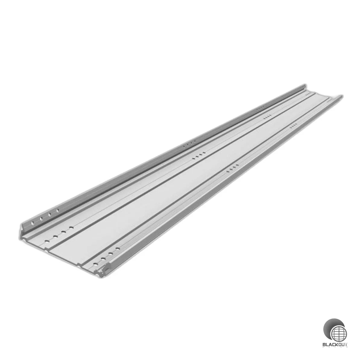 Das Alpha-Flex 2000 von SL Rack ist ein 2000 mm langes Träger- und Überbrückungsprofil für die Alpha-Platte, wenn kein Sparren zur direkten Konsolenbefestigung vorhanden ist. Ideal für schwierige Dachabschnitte wie Gauben und Ortgänge.