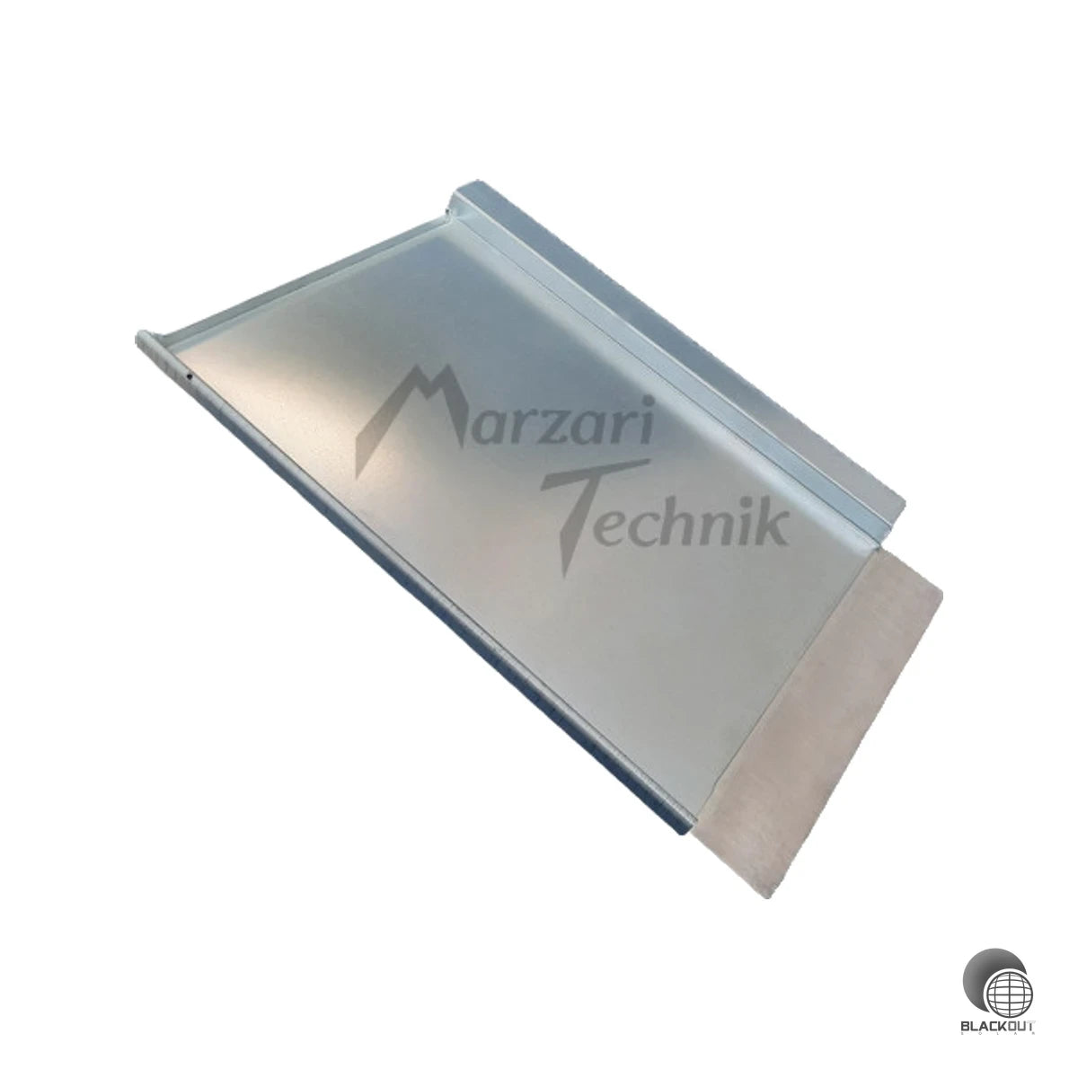 Passgenau gefertigte Metalldachplatte für die Integration von Solardurchführungen in Bramac Markant- und Strangfalz-/Eternit-Dächer — inklusive Schaumkeile für eine sichere, dichte Eindeckung.