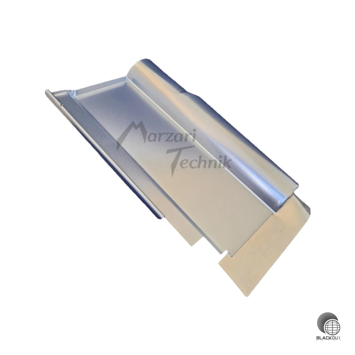Metalldachplatte für die sichere Dachdurchführung bei PV-Montage auf ausgewählten Dachziegeltypen — passgenau für Bornholm (Röben), MZ3 27×44,5 (Creaton) und Rubin 13V (Braas).