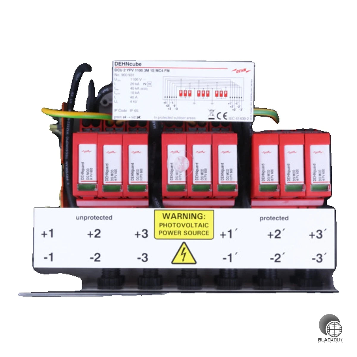 Generatoranschlusskasten mit Typ-2-Überspannungsschutz für PV-Anlagen bis 1100 V DC. Schützt drei MPP-Eingänge mit je einem String und bietet dank IP65-Gehäuse und Original MC4-Steckverbindungen zuverlässigen Außeneinsatz.