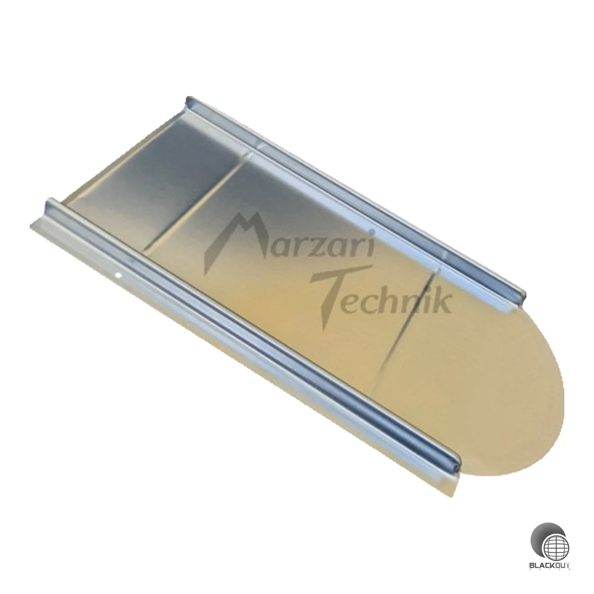 Verzinkte Metalldachplatte Typ Vario von Marzari als Ersatz für Biberschwanzziegel bei der PV-Montage. Kompatibel mit Biberschwanzziegeln von Erlus, Jacobi Walther, Wienerberger und Creaton.
