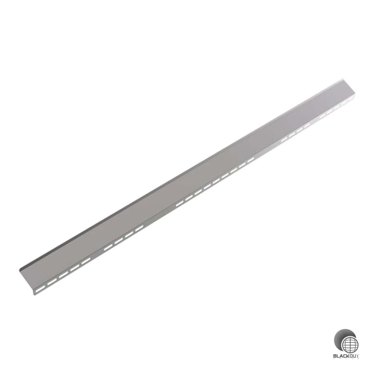 Das Windleitblech von Aerocompact aus beschichtetem Stahl (DX51D/AZ185) ist für PV-Flachdachmontagen mit 5° Neigung ausgelegt und passt zu Modulen mit einer Länge von 1550 bis 1800 mm.