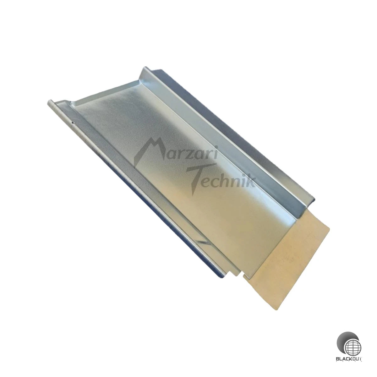 Passgenau gefertigte Metalldachplatte für eine Vielzahl verbreiteter Ziegeltypen — ermöglicht eine sichere und dichte Dachdurchführung bei der PV-Montage.