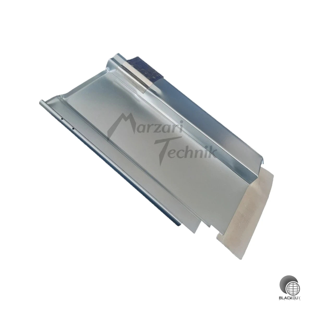 Speziell angepasste Metalldachplatte für eine sichere und passgenaue Kabeldurchführung bei der Dachmontage von Photovoltaikanlagen auf kompatiblen Ziegeltypen.