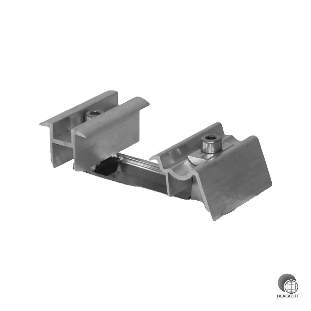 Das K2 SingleRail 36 Handmuster ermöglicht eine realistische Produktevaluation vor der Planung und zeigt das Zusammenspiel von Montageschiene, Dachhaken sowie End- und Mittelklemmen im Original.