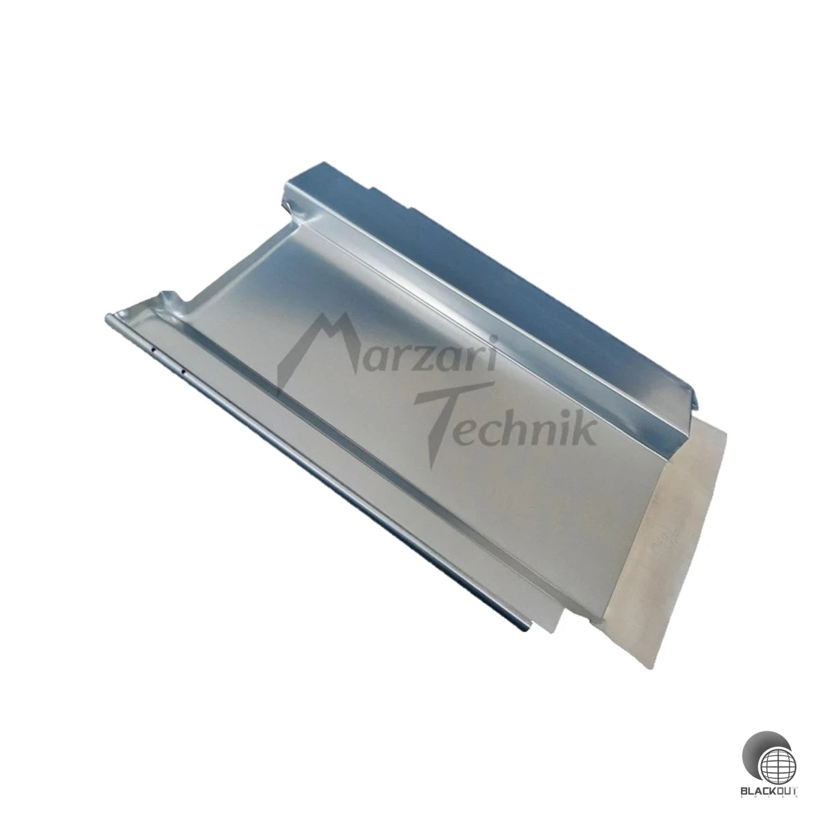 Die rote Metalldachplatte Typ Grande L360 von Marzari ist das passende Durchführungselement für die fachgerechte PV-Kabelführung unter Ziegeln der Typen E58 PLUS (Erlus) und Magnum (Creaton).