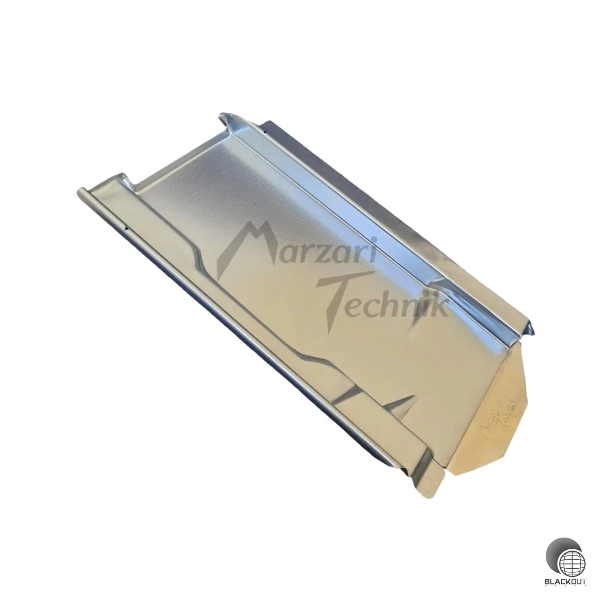 Passgenau gefertigte Metalldachplatte für die unkomplizierte Dachdurchführung bei PV-Installationen auf gängigen Ziegeltypen namhafter Hersteller.