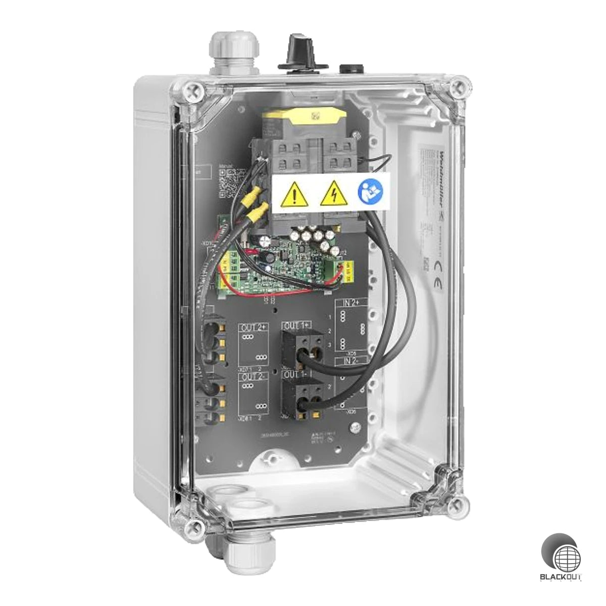 Normkonformer DC-Feuerwehrschalter für PV-Aufdachanlagen mit 1 MPP-Tracker, 2 Eingängen und 1 Ausgang — ermöglicht der Feuerwehr im Brandfall die sichere Fernabschaltung der Solaranlage und schaltet nach Spannungsrückkehr automatisch wieder zu.