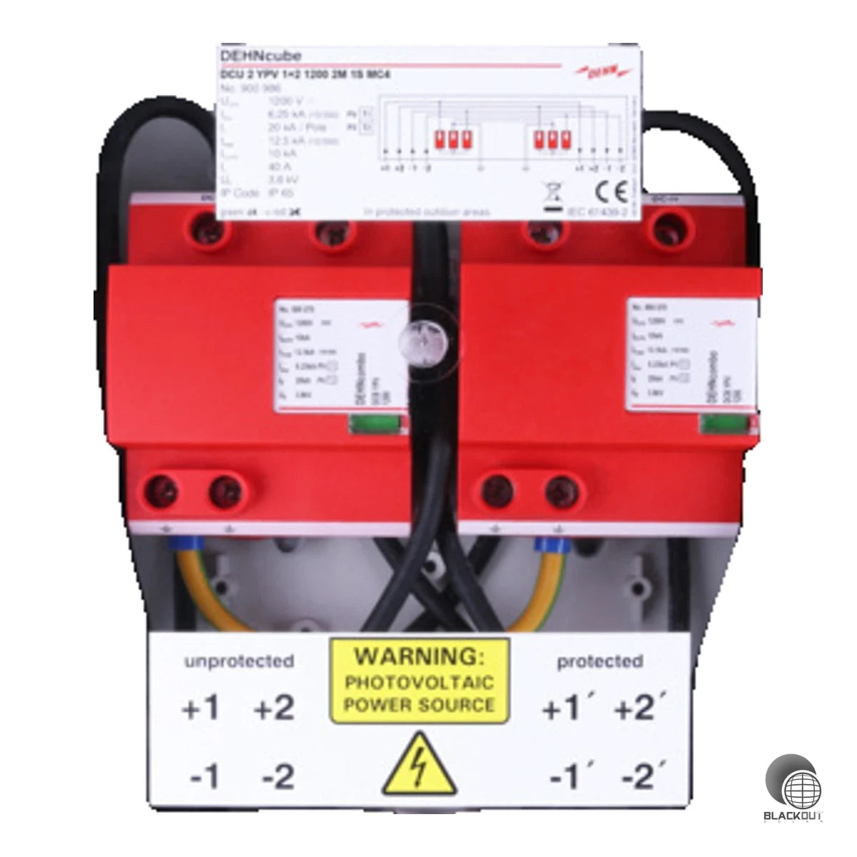 Generatoranschlusskasten mit kombiniertem Überspannungsschutz Typ 1+2 für PV-Anlagen bis 1200 V DC. Schützt zwei MPP-Eingänge mit je einem String und verfügt über Original MC4-Steckverbindungen in einem IP65-Gehäuse.