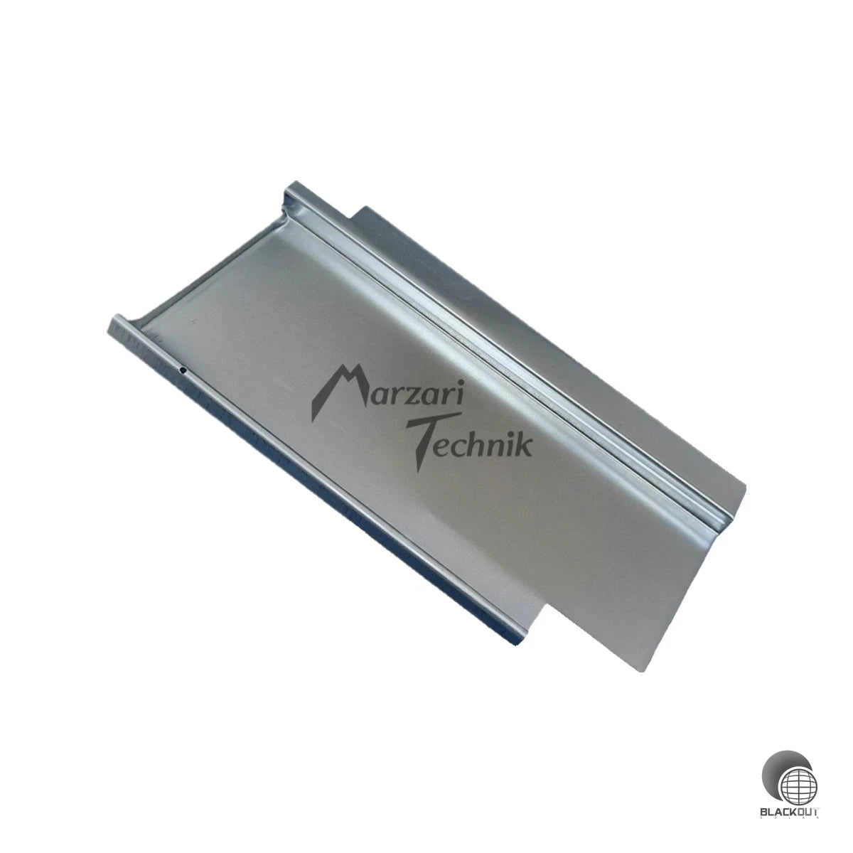 Verzinkte Metalldachplatte für Biberfalz-Ziegel vom Typ Vaubane/Depose — die solide Basis für eine sichere und dauerhaft dichte Dachdurchführung bei PV-Montagen.