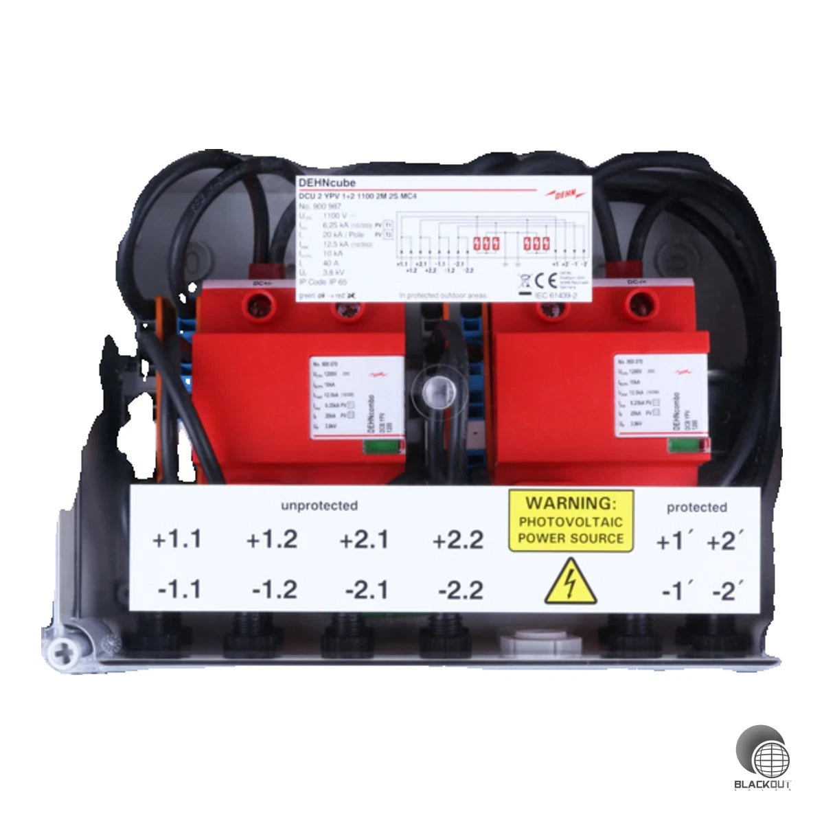 Generatoranschlusskasten mit kombiniertem Typ 1+2 Überspannungsschutz für PV-Anlagen bis 1200 V DC. Schützt zwei MPP-Eingänge mit je zwei Strings und bietet IP65-Schutzart mit Original MC4-Steckverbindungen.