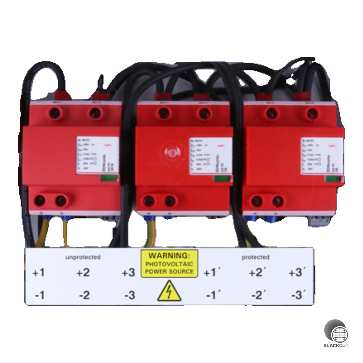 Generatoranschlusskasten mit Typ 1+2 Überspannungsschutz für PV-Anlagen bis 1200 V DC. Schützt drei MPP-Eingänge mit je einem String und bietet dank IP65 und Original MC4-Steckverbindungen eine sichere, wetterfeste Installation.